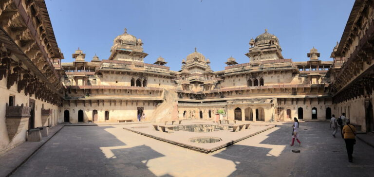 Tourists at Orchha Palace